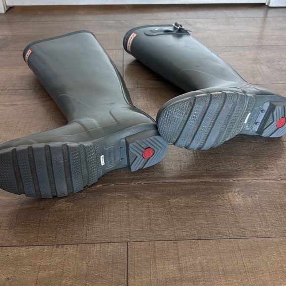 Hunter Tall Gloss Waterproof Rain Boot. - Gray - Size 7 - Picture 8 of 9